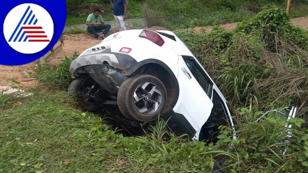 ನಿಯಂತ್ರಣ ತಪ್ಪಿ ಹೊಂಡಕ್ಕೆ ಬಿದ್ದ ಕಾರು: ಮಾನವೀಯತೆ ಮೆರೆದ ದ.ಕ ಜಿಲ್ಲಾಧಿಕಾರಿ