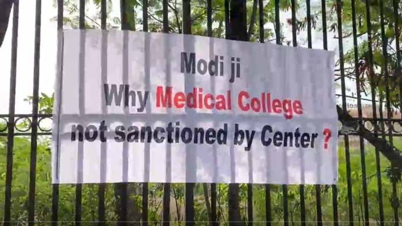 తెలంగాణకిచ్చిన హామీలపై మోడీకి ప్రశ్నలు: హైద్రాబాద్ లో 17 చోట్ల బ్యానర్లు తెలంగాణకిచ్చిన హామీలపై మోడీకి ప్రశ్నలు: హైద్రాబాద్ లో 17 చోట్ల బ్యానర్లు