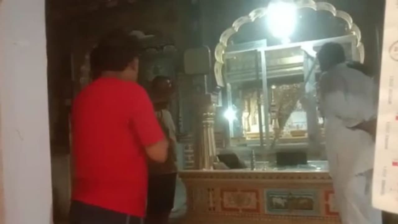 राजस्थान के करौली से बड़ी खबर:फिल्मी स्टाइल में आए चोर, 500 साल पुरानी मूर्ति ले गए, 30 मिनट में 35 मूर्ति चोरी राजस्थान के करौली से बड़ी खबर:फिल्मी स्टाइल में आए चोर, 500 साल पुरानी मूर्ति ले गए, 30 मिनट में 35 मूर्ति चोरी