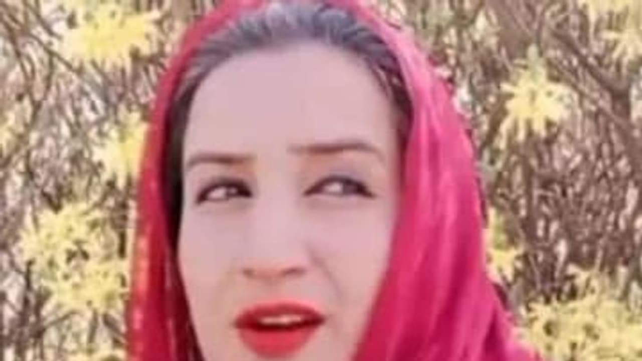 பிரபல சீரியல் நடிகை துடிக்க துடிக்க துப்பாக்கியால் சுட்டு கொலை.. தீவிரவாதிகள் அட்டூழியம். பிரபல சீரியல் நடிகை துடிக்க துடிக்க துப்பாக்கியால் சுட்டு கொலை.. தீவிரவாதிகள் அட்டூழியம்.