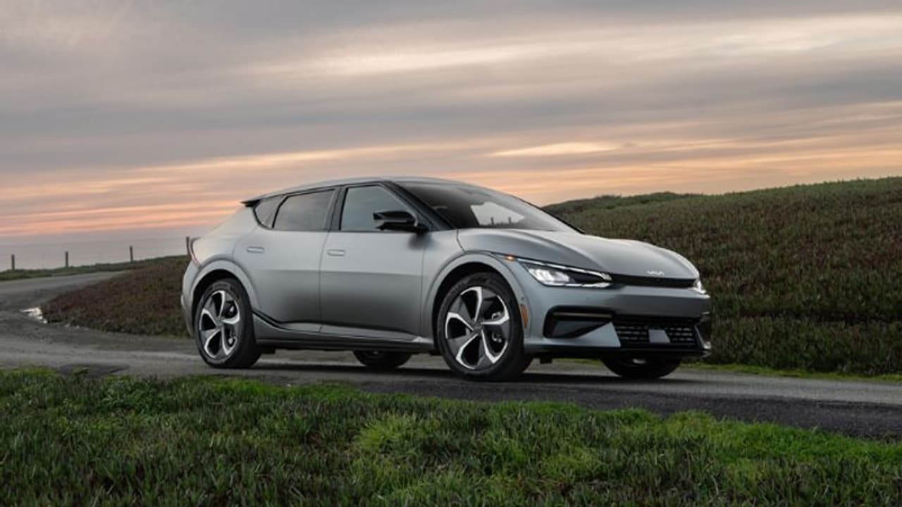 ലാലേട്ടന് പിന്നാലെ 66 ലക്ഷത്തിന്‍റെ ആ കിടിലൻ എസ്‍യുവി ഗാരേജിലാക്കി മറ്റൊരു സൂപ്പര്‍താരവും ഭാര്യയും!