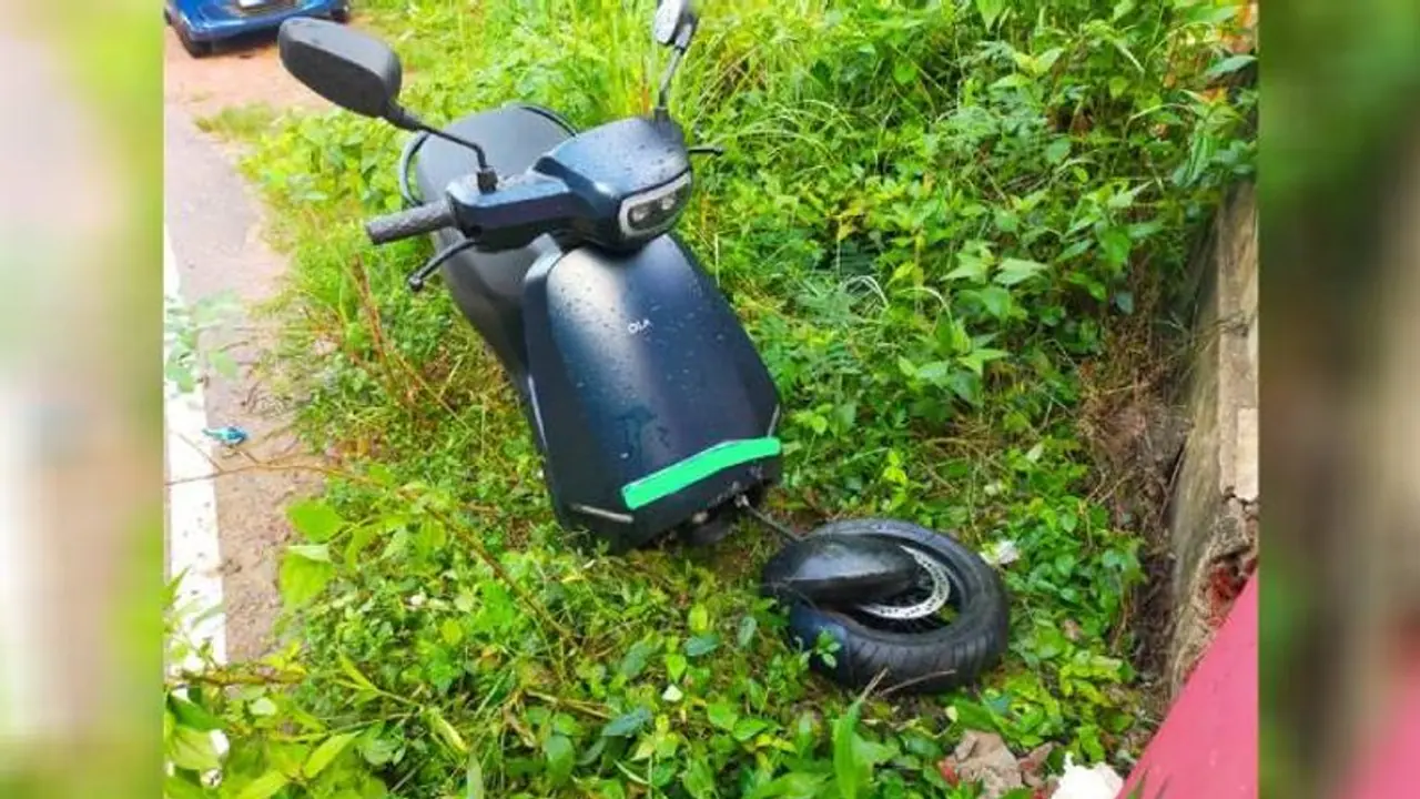 Ola electric scooter: ஓலா இமேஜ் டேமேஜ் ஆகுதா? பேட்டரி தீ.. இப்போது ஃபோர்க் கழன்றது Ola electric scooter: ஓலா இமேஜ் டேமேஜ் ஆகுதா? பேட்டரி தீ.. இப்போது ஃபோர்க் கழன்றது