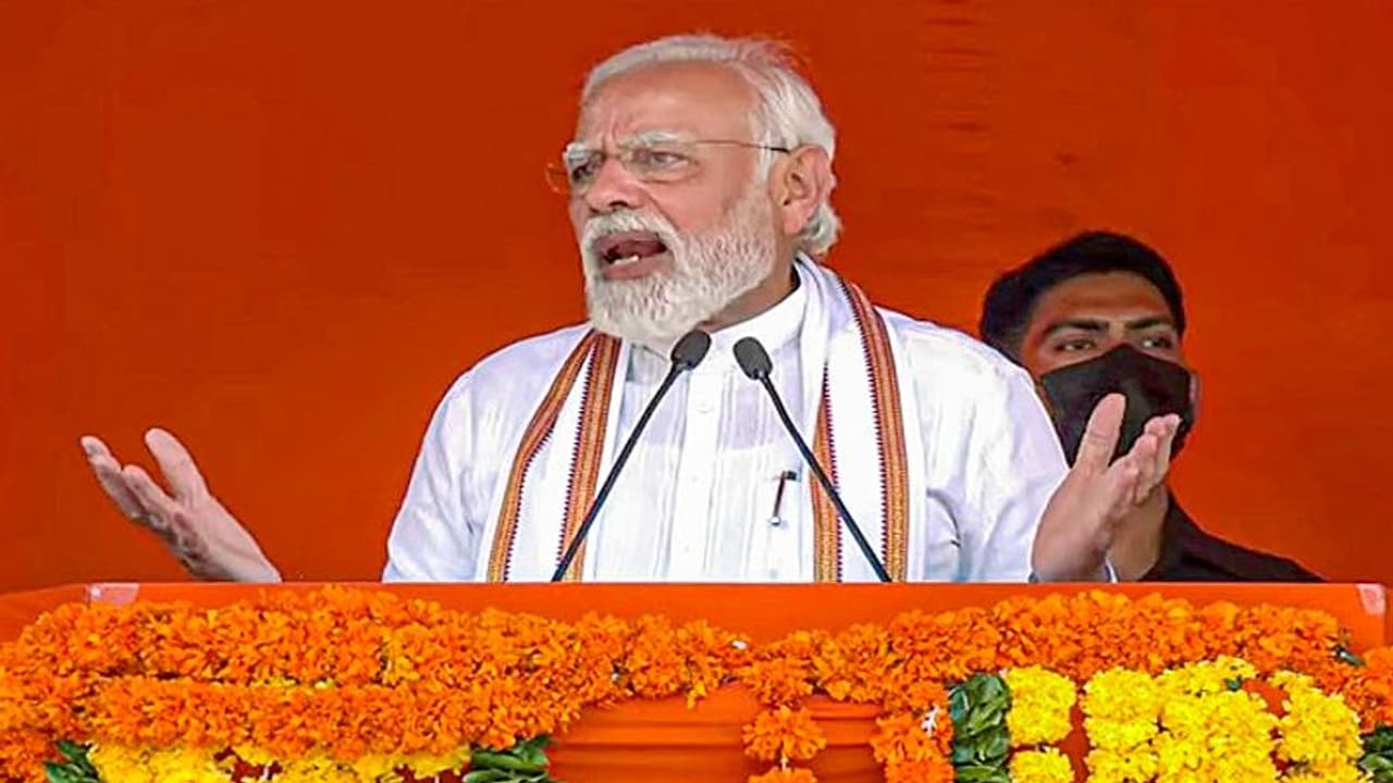 लोकतंत्र की दुश्मन हैं परिवारवादी पार्टियां, नहीं करतीं गरीबों की परवाह, तिजोरी भरना ही इनका काम: नरेंद्र मोदी लोकतंत्र की दुश्मन हैं परिवारवादी पार्टियां, नहीं करतीं गरीबों की परवाह, तिजोरी भरना ही इनका काम: नरेंद्र मोदी