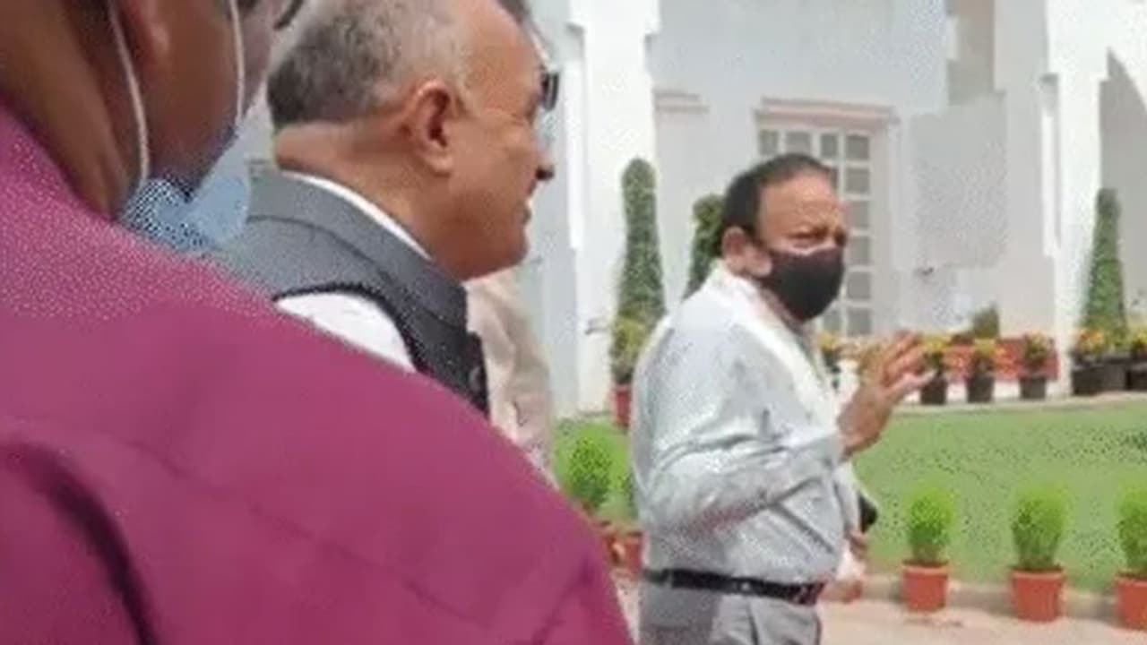 दिल्ली के LG के शपथग्रहण समारोह में बैठने के लिए कुर्सी नहीं मिलने से नाराज होकर लौटे डॉ. हर्षवर्धन दिल्ली के LG के शपथग्रहण समारोह में बैठने के लिए कुर्सी नहीं मिलने से नाराज होकर लौटे डॉ. हर्षवर्धन