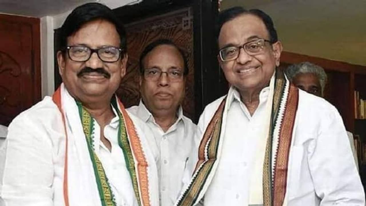 இது என்ன காங்கிரசுக்கு வந்த சோதனை.. திமுக ஒதுக்கிய ஒற்றை சீட்டு.. டெல்லியில் முட்டி மோதும் மூத்த நிர்வாகிகள். இது என்ன காங்கிரசுக்கு வந்த சோதனை.. திமுக ஒதுக்கிய ஒற்றை சீட்டு.. டெல்லியில் முட்டி மோதும் மூத்த நிர்வாகிகள்.