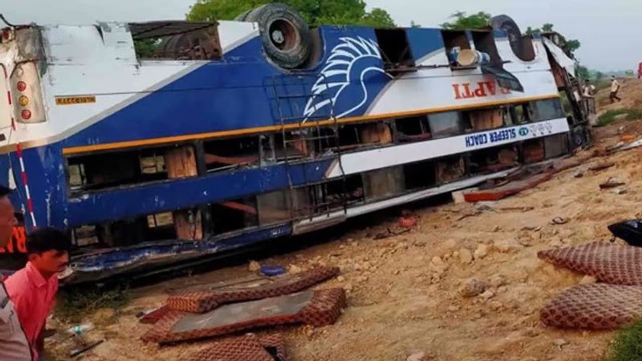 यमुना एक्सप्रेस वे पर भीषण सड़क हादसा, बेकाबू होकर पलटी बस, 15 यात्री बुरी तरह घायल यमुना एक्सप्रेस वे पर भीषण सड़क हादसा, बेकाबू होकर पलटी बस, 15 यात्री बुरी तरह घायल