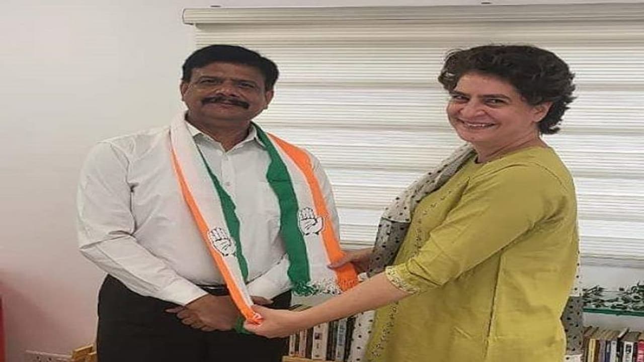 मायावती ने किया था निष्कासित, पूर्व मंत्री नकुल दुबे ने अब करी ज्वाइन कांग्रेस मायावती ने किया था निष्कासित, पूर्व मंत्री नकुल दुबे ने अब करी ज्वाइन कांग्रेस