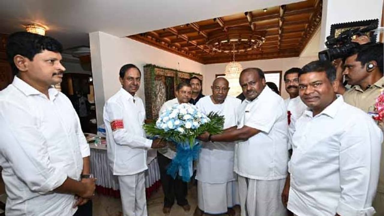 దేవేగౌడతో తెలంగాణ సీఎం కేసీఆర్ భేటీ: జాతీయ రాజకీయాలపైచర్చ దేవేగౌడతో తెలంగాణ సీఎం కేసీఆర్ భేటీ: జాతీయ రాజకీయాలపైచర్చ