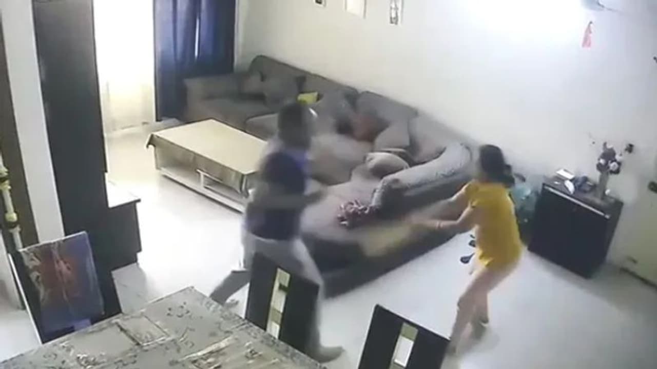 ഭാര്യയുടെ ഗാർഹിക പീഡനം, സ്കൂൾ പ്രിൻസിപ്പാളിന് സുരക്ഷ ഉറപ്പാക്കണമെന്ന് കോടതി ഭാര്യയുടെ ഗാർഹിക പീഡനം, സ്കൂൾ പ്രിൻസിപ്പാളിന് സുരക്ഷ ഉറപ്പാക്കണമെന്ന് കോടതി