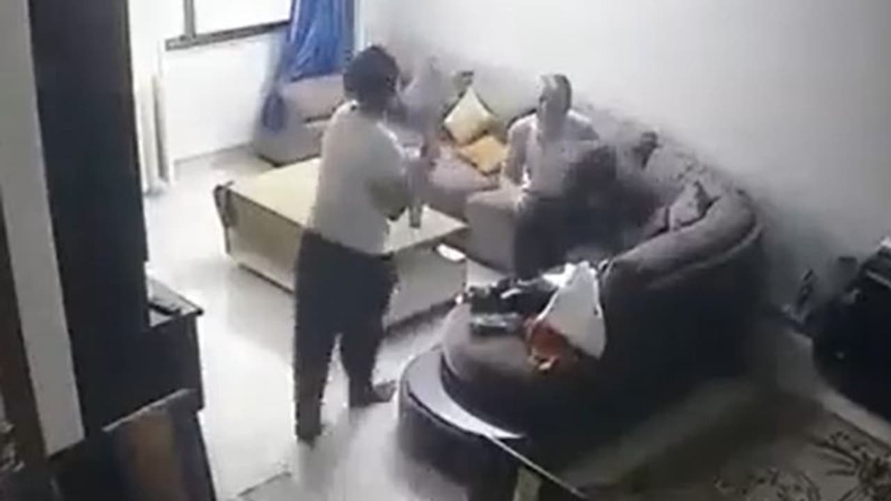 ক্রিকেট ব্যাট দিয়ে স্বামীকে পেটাল স্ত্রী, আদালতে জমা দেওয়া প্রমাণের সিসিটিভি ফুটেজ ভাইরাল 