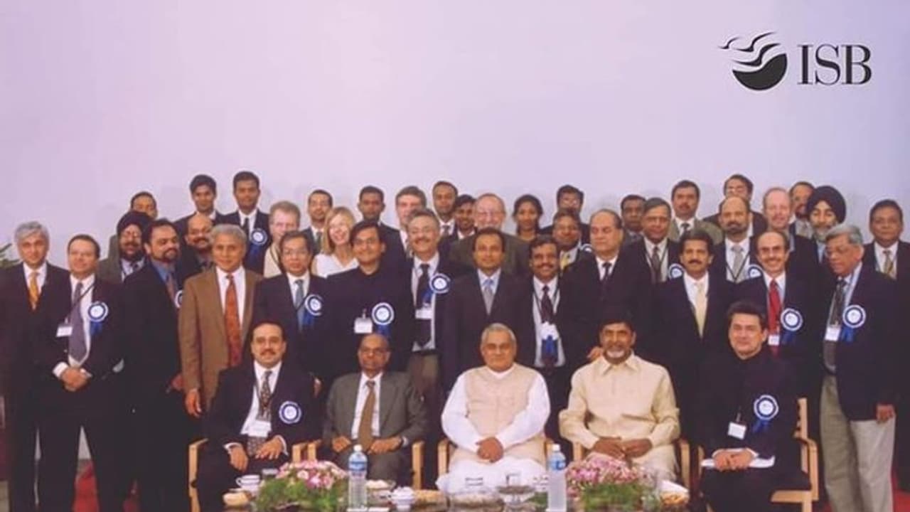 సుధీర్ఘ కసరత్తు.. తీవ్ర పోటీ మధ్య హైదరాబాద్కి ఐఎస్బీ: తన కష్టాన్ని గుర్తుచేసుకున్న చంద్రబాబు సుధీర్ఘ కసరత్తు.. తీవ్ర పోటీ మధ్య హైదరాబాద్కి ఐఎస్బీ: తన కష్టాన్ని గుర్తుచేసుకున్న చంద్రబాబు