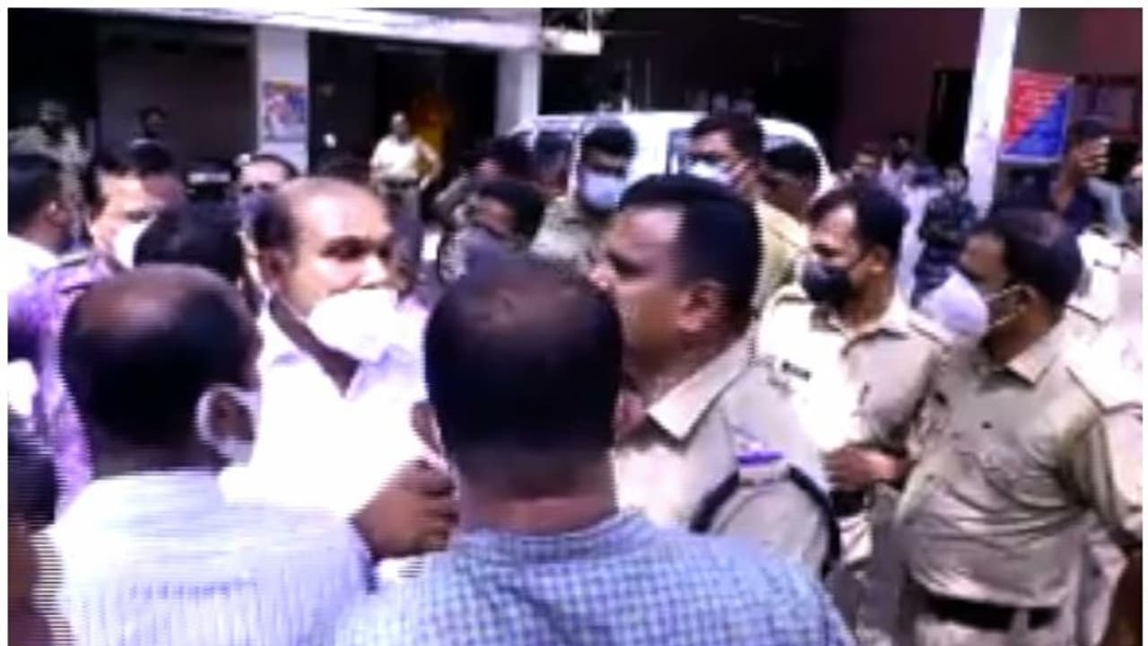 ആറ്റിങ്ങൽ പൊലീസ് സ്റ്റേഷനിൽ പൊലീസ് അഭിഭാഷക തർക്കം, പാറാവുകാരനെ തള്ളിയിട്ടെന്ന് പൊലീസ്
