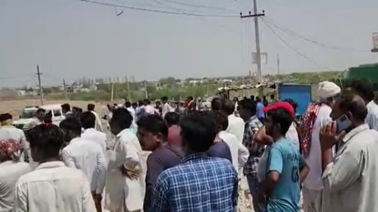 जोधपुर में फिर से बवाल: पथराव और तोड़फोड़ के बीच बंद हुईं दुकानें, चप्पे चप्पे पर पुलिस हुई तैनात जोधपुर में फिर से बवाल: पथराव और तोड़फोड़ के बीच बंद हुईं दुकानें, चप्पे चप्पे पर पुलिस हुई तैनात