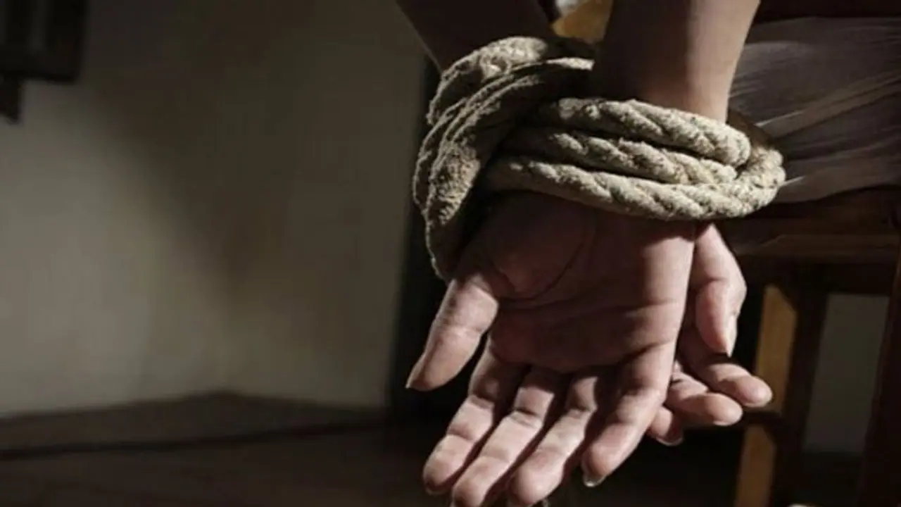 अपहरण समझकर खोजती रही पुलिस, पत्नी के डर से लखनऊ के होटल में छिपा मिला युवक, जानिए पूरा मामला अपहरण समझकर खोजती रही पुलिस, पत्नी के डर से लखनऊ के होटल में छिपा मिला युवक, जानिए पूरा मामला