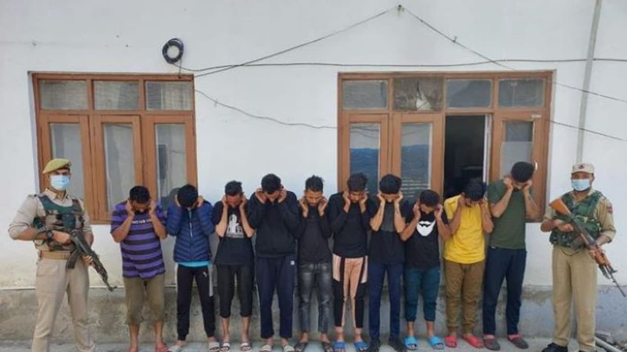 सुरक्षा बलों पर पत्थर फेंकने में थे आगे लेकिन जब पुलिस लाई थाने तो सारी हेकड़ी गई भूल, कान पकड़कर... सुरक्षा बलों पर पत्थर फेंकने में थे आगे लेकिन जब पुलिस लाई थाने तो सारी हेकड़ी गई भूल, कान पकड़कर...