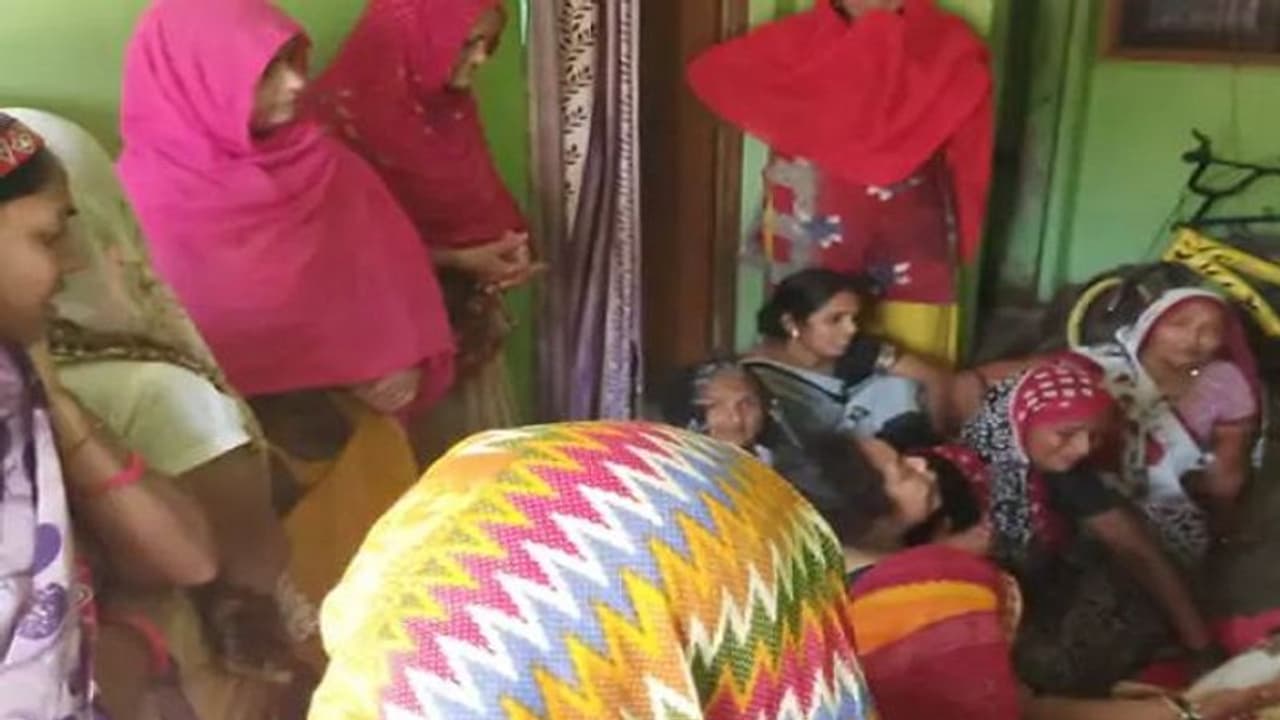 हरदोई: बंदरों के आंतक से परेशान है शहरवासी, छत पर गए शख्स को गवानी पड़ी अपनी जान हरदोई: बंदरों के आंतक से परेशान है शहरवासी, छत पर गए शख्स को गवानी पड़ी अपनी जान