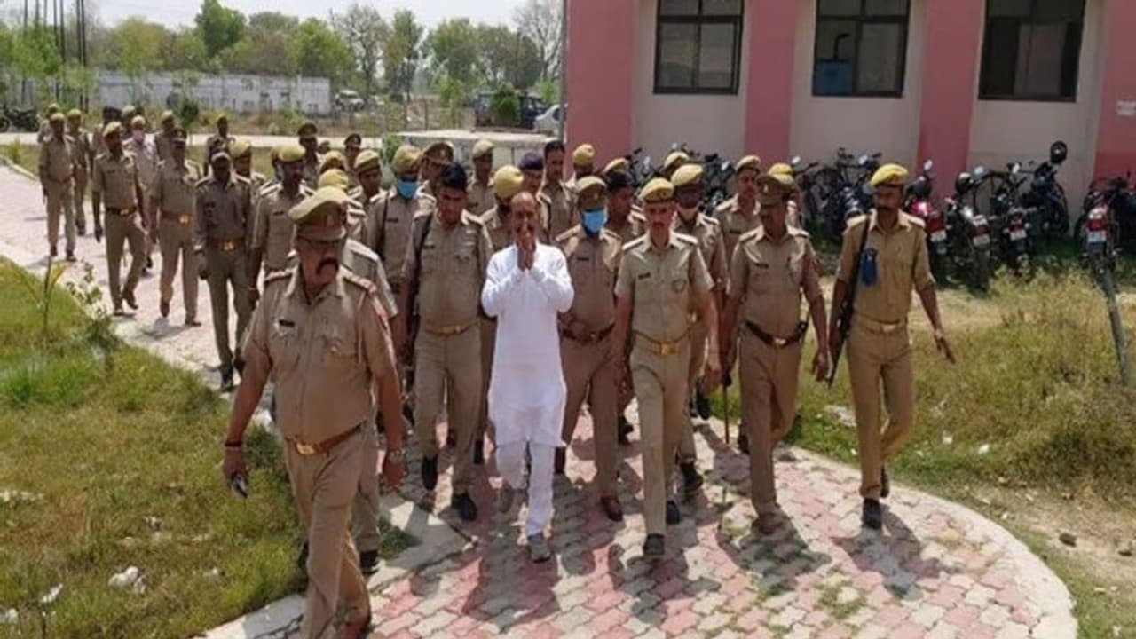 पूर्व विधायक विजय मिश्रा के परिजनों के एक करोड़ 28 लाख रुपए किए गए जब्त, बेटे बहू का खाता सीज पूर्व विधायक विजय मिश्रा के परिजनों के एक करोड़ 28 लाख रुपए किए गए जब्त, बेटे बहू का खाता सीज