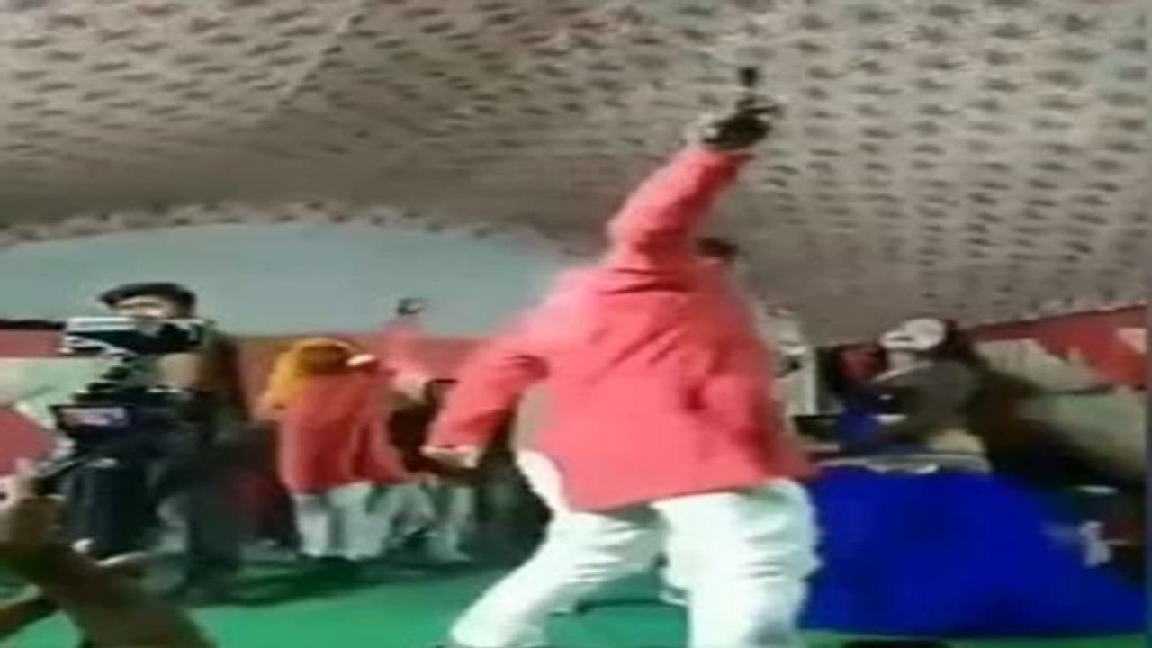 सुलतानपुर में सपा नेता का 'तमंचे पर डिस्को', हर्ष फायरिंग का वीडियो सोशल मीडिया पर जमकर हो रहा है वायरल सुलतानपुर में सपा नेता का 'तमंचे पर डिस्को', हर्ष फायरिंग का वीडियो सोशल मीडिया पर जमकर हो रहा है वायरल