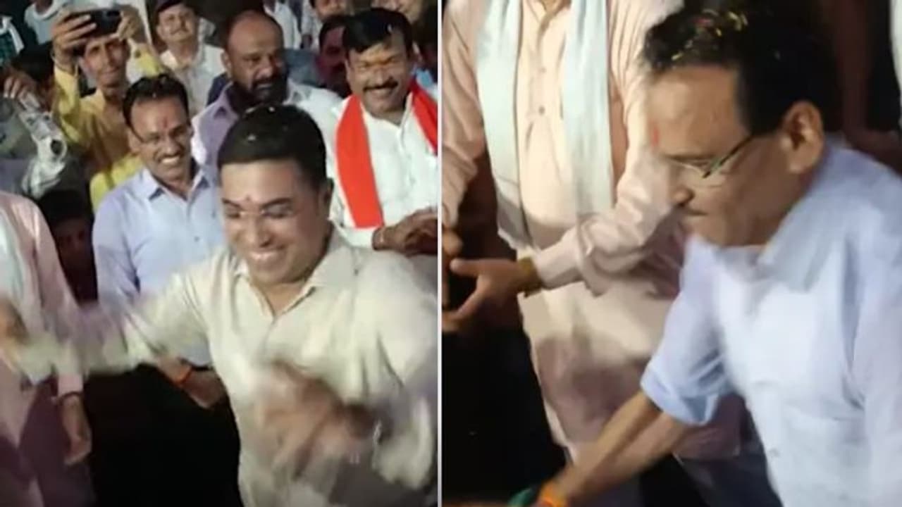 मध्य प्रदेश का गजब नजारा: कलेक्टर SP बीच सड़क जमकर नाचे, सांसद मंत्री ने उड़ाए पैसे...देखते रह गए लोग मध्य प्रदेश का गजब नजारा: कलेक्टर SP बीच सड़क जमकर नाचे, सांसद मंत्री ने उड़ाए पैसे...देखते रह गए लोग
