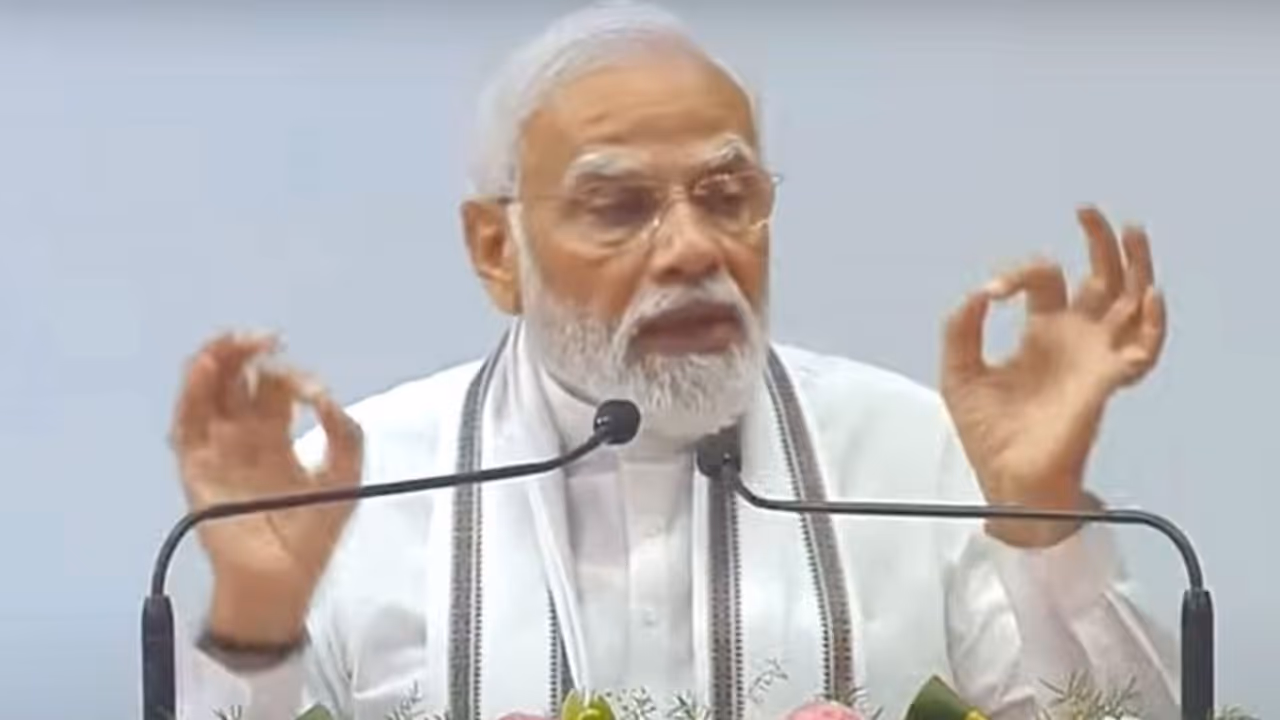 ಕುಟುಂಬ ಪಕ್ಷಗಳು ದೇಶದ ಶತ್ರು, ಬೆಂಗಳೂರಿಗೆ ತೆರಳಿದ ಸಿಎಂ ಕೆಸಿಆರ್‌ಗೆ ಮೋದಿ ಟಾಂಗ್‌!