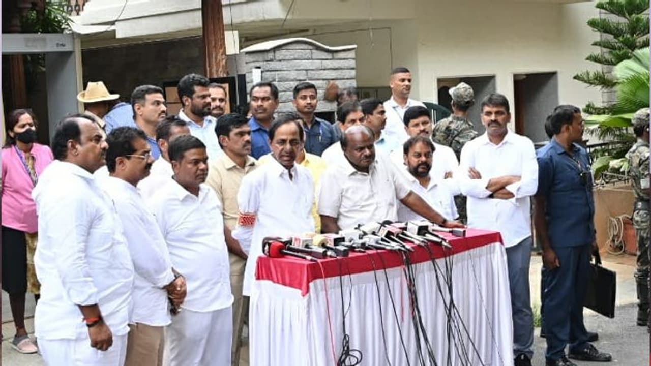 రెండు మూడు నెలల్లో సంచలన వార్త చెబుతా : బెంగళూరులో కేసీఆర్ కీలక ప్రకటన రెండు మూడు నెలల్లో సంచలన వార్త చెబుతా : బెంగళూరులో కేసీఆర్ కీలక ప్రకటన