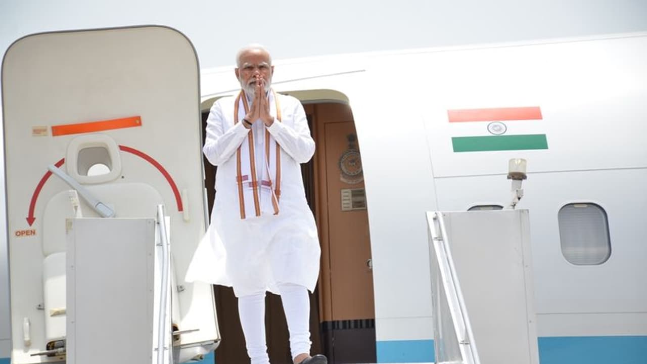  குஜராத் செல்கிறார் பிரதமர் மோடி.... பல்வேறு வளர்ச்சி திட்டங்களுக்கு அடிக்கல்!!