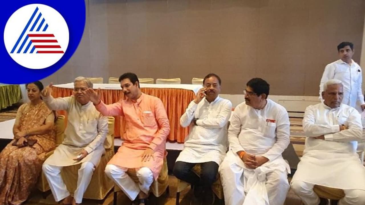 Belagavi: ಬಿಜೆಪಿ ಸಭೆಗೆ ರಮೇಶ್ ಜಾರಕಿಹೊಳಿ ಹಾಜರ್: 'ಅಧ್ಯಕ್ಷರಿದ್ದಾರೆ ಅಂತಾ ಬಂದೇ' ಅಂದ್ರು ಸಾಹುಕಾರ್! Belagavi: ಬಿಜೆಪಿ ಸಭೆಗೆ ರಮೇಶ್ ಜಾರಕಿಹೊಳಿ ಹಾಜರ್: 'ಅಧ್ಯಕ್ಷರಿದ್ದಾರೆ ಅಂತಾ ಬಂದೇ' ಅಂದ್ರು ಸಾಹುಕಾರ್!