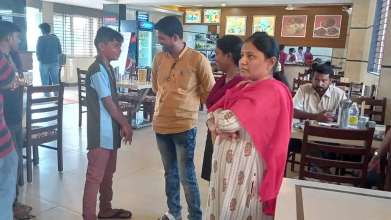 ಟಿಫನ್ ಮಾಡಲು ಬಂದ ಅಧಿಕಾರಿಗಳು, ಸರ್ವ್ ಮಾಡಲು ಬಂದ ಬಾಲ ಕಾರ್ಮಿಕನ ರಕ್ಷಣೆ ಟಿಫನ್ ಮಾಡಲು ಬಂದ ಅಧಿಕಾರಿಗಳು, ಸರ್ವ್ ಮಾಡಲು ಬಂದ ಬಾಲ ಕಾರ್ಮಿಕನ ರಕ್ಷಣೆ