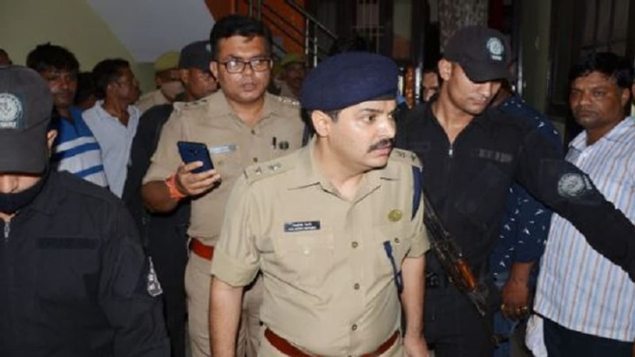 अलीगढ़ में सर्राफा कारोबारी की पत्नी व आठ साल के बेटे की हत्या, पुलिस को घटनास्थल पर मिला ये सामान अलीगढ़ में सर्राफा कारोबारी की पत्नी व आठ साल के बेटे की हत्या, पुलिस को घटनास्थल पर मिला ये सामान