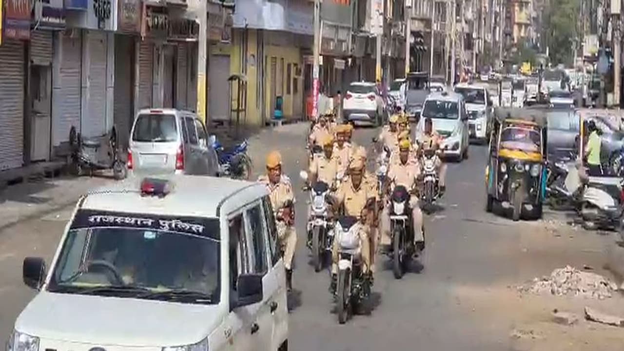 भीलवाड़ा में बवाल के बाद शहर बंद : पहली बार विरोध प्रदर्शन में भगवा पहन शामिल हुईं लड़कियां, छावनी बना इलाका