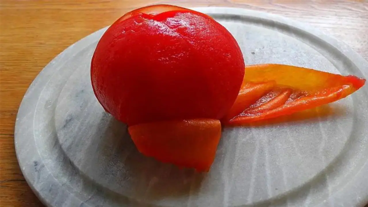 भूलकर भी ना फेंके टमाटर के छिलके, चेहरे की रंगत निखारे से लेकर हो सकती है घर की साफ सफाई