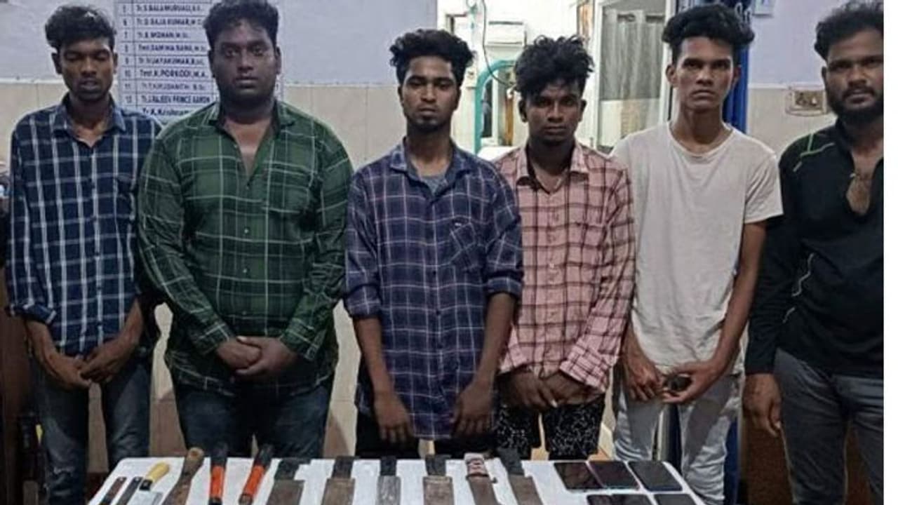 ஒரே நேரத்தில் 3 பேரை போட்டுதள்ள பக்கா ஸ்கெட்ச்.. 7 பேரை துப்பாக்கி முனையில் அலேக்கா தூக்கிய சென்னை போலீஸ்.! ஒரே நேரத்தில் 3 பேரை போட்டுதள்ள பக்கா ஸ்கெட்ச்.. 7 பேரை துப்பாக்கி முனையில் அலேக்கா தூக்கிய சென்னை போலீஸ்.!