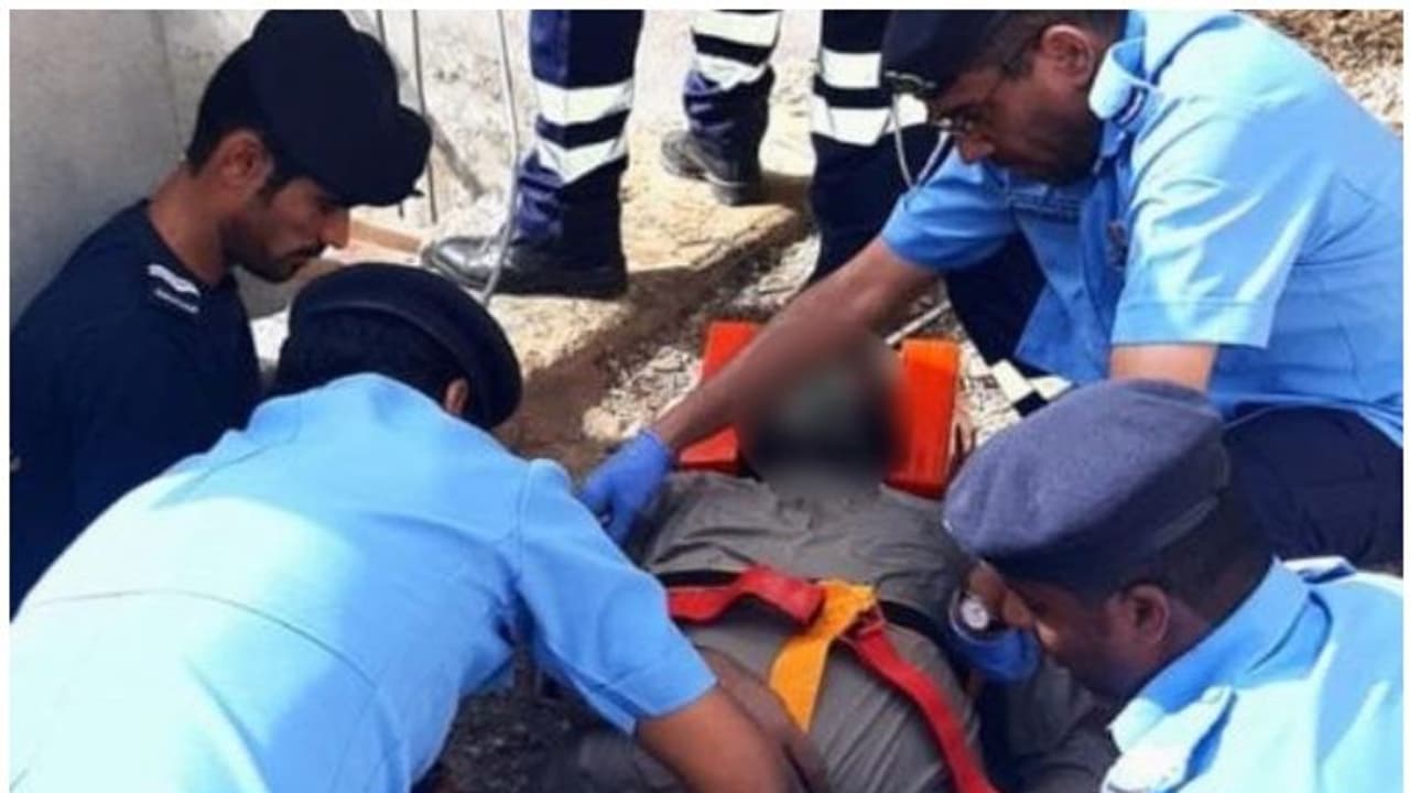 ഒമാനില് കിണറ്റില് വീണയാളെ സിവില് ഡിഫന്സ് രക്ഷപ്പെടുത്തി ഒമാനില് കിണറ്റില് വീണയാളെ സിവില് ഡിഫന്സ് രക്ഷപ്പെടുത്തി