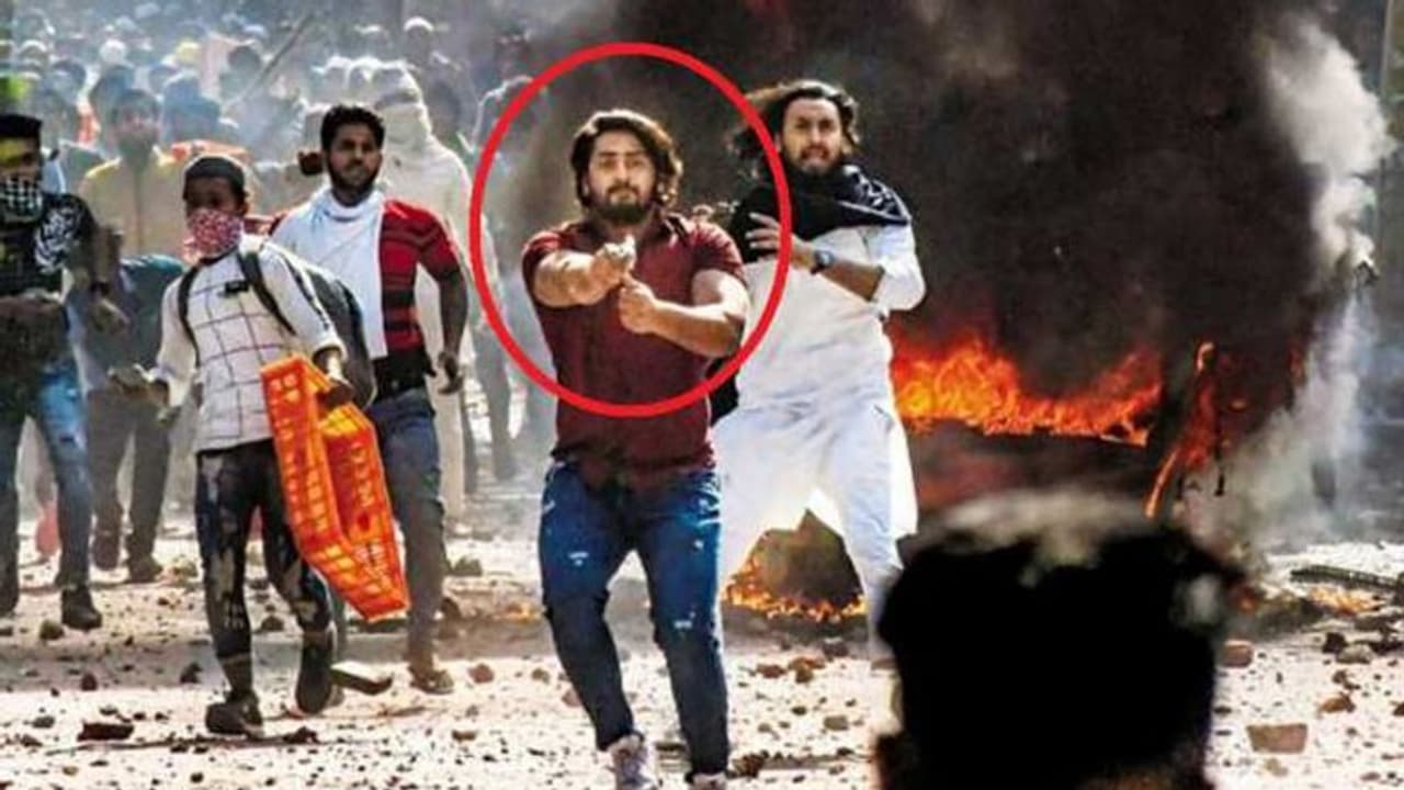 सोशल मीडिया पर वायरल है दिल्ली दंगे के आरोपी शाहरुख पठान का चौंकाने वाला वीडियो, ये है पूरा मामला सोशल मीडिया पर वायरल है दिल्ली दंगे के आरोपी शाहरुख पठान का चौंकाने वाला वीडियो, ये है पूरा मामला
