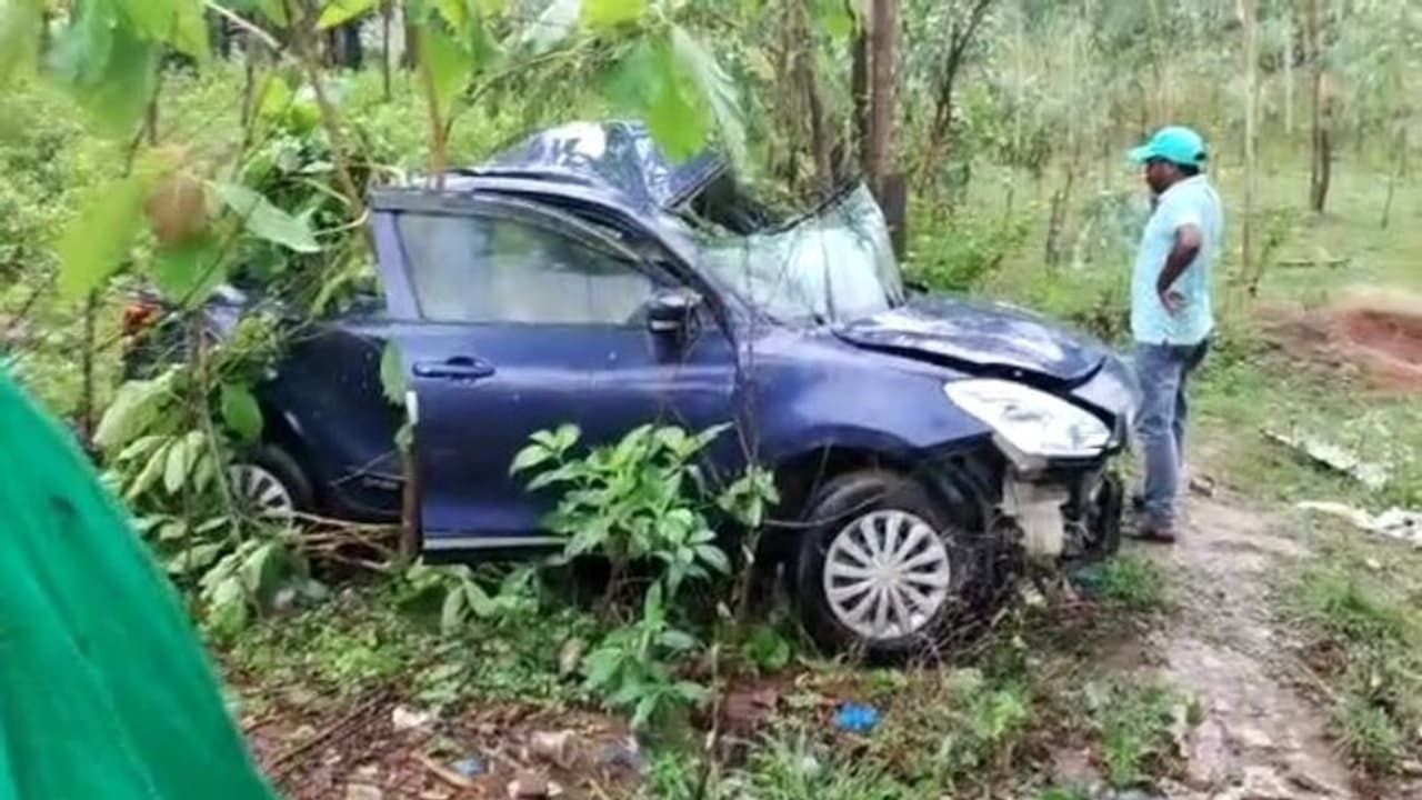 అనకాపల్లి జిల్లాలో ఘోరం... కారు ప్రమాదంలో ముగ్గురు యువకులు దుర్మరణం, ఇద్దరి పరిస్థితి విషమం అనకాపల్లి జిల్లాలో ఘోరం... కారు ప్రమాదంలో ముగ్గురు యువకులు దుర్మరణం, ఇద్దరి పరిస్థితి విషమం