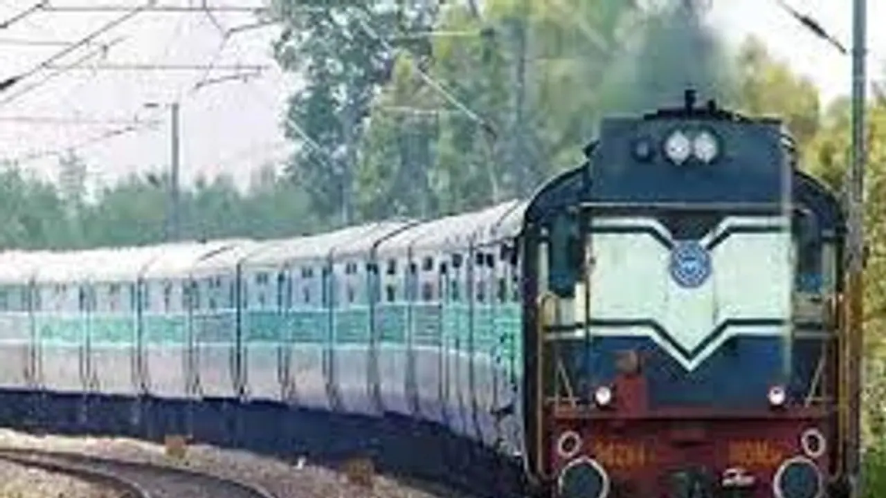 अनजान व्यक्ति ने दौड़ाई यात्रियों से सवार ट्रेन, सोशल मीडिया पर लाइव किया वीडियो, रेलवे मंडल में मचा हड़कंप