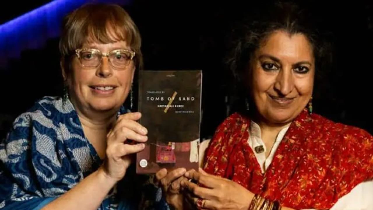 প্রথম হিন্দি ঔপন্যাসিক হিসেবে আন্তর্জাতিক বুকার সম্মান, পুরস্কার জিতে নিলেন গীতাঞ্জলী শ্রী 