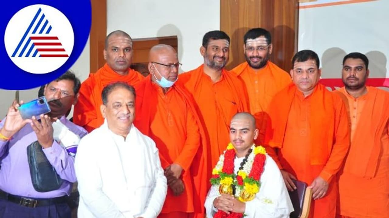 Chitradurgaದ ಐತಿಹಾಸಿಕ ಮುರುಘಾ ಮಠಕ್ಕೆ ನೂತನ ಉತ್ತರಾಧಿಕಾರಿ ನೇಮಕ Chitradurgaದ ಐತಿಹಾಸಿಕ ಮುರುಘಾ ಮಠಕ್ಕೆ ನೂತನ ಉತ್ತರಾಧಿಕಾರಿ ನೇಮಕ