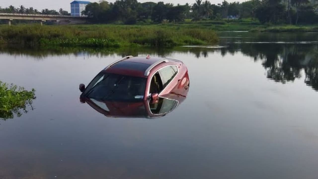 അമ്മ മരിച്ച ദു:ഖം, 1.3 കോടിയുടെ കാര്‍ പുഴയില്‍ ഒഴുക്കി യുവാവ്!
