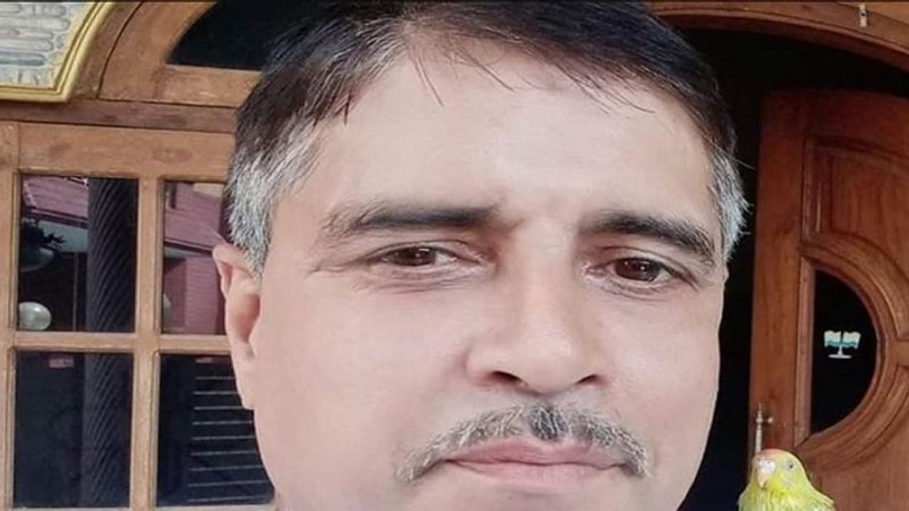 మనవరాలిమీద లైంగిక వేధింపులు.. కోడలు ఫిర్యాదు.. మనస్తాపంతో మాజీ మంత్రి ఆత్మహత్య.... మనవరాలిమీద లైంగిక వేధింపులు.. కోడలు ఫిర్యాదు.. మనస్తాపంతో మాజీ మంత్రి ఆత్మహత్య....