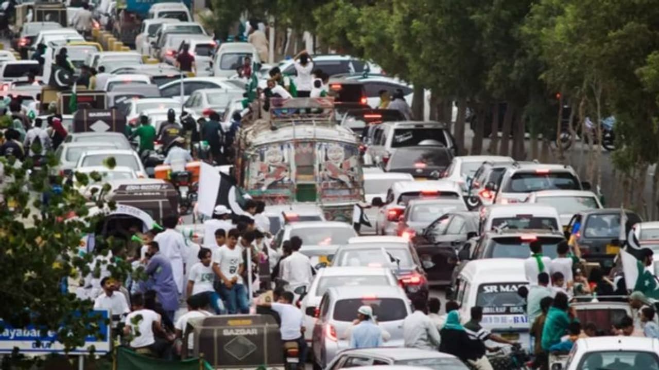 പെട്രോൾ വില ലിറ്ററിന് 30 രൂപ കൂട്ടി പാകിസ്ഥാൻ; വർധന വായ്പ ലഭിക്കാനുള്ള ഐഎംഎഫ് നിബന്ധനയ്ക്ക് വഴങ്ങി പെട്രോൾ വില ലിറ്ററിന് 30 രൂപ കൂട്ടി പാകിസ്ഥാൻ; വർധന വായ്പ ലഭിക്കാനുള്ള ഐഎംഎഫ് നിബന്ധനയ്ക്ക് വഴങ്ങി