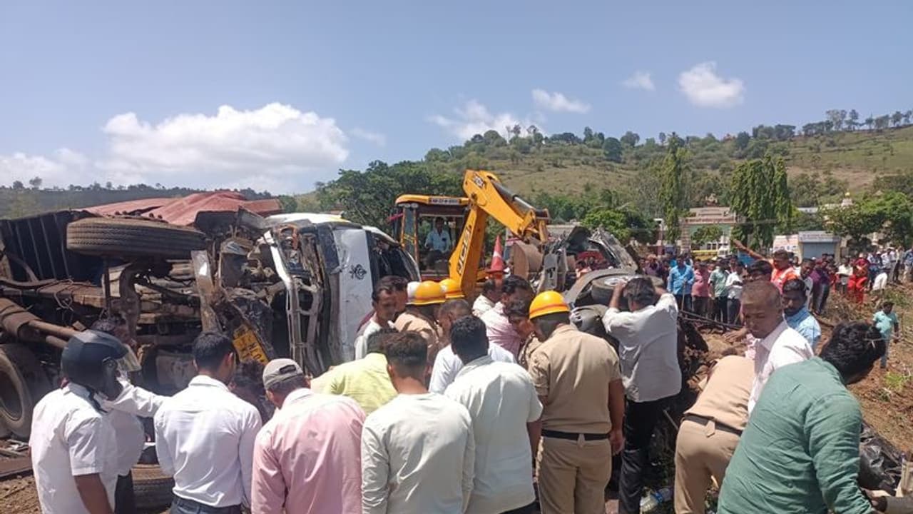 ಮದ್ವೆ ಮನೆಗೆ ಹೊರಟಿದ್ದರವರು ಮಸಣಕ್ಕೆ, ಸಂಭ್ರಮ ತುಂಬಿದ್ದ ಮನೆಯಲ್ಲಿ ಸೂತಕದ ಛಾಯೆ! ಮದ್ವೆ ಮನೆಗೆ ಹೊರಟಿದ್ದರವರು ಮಸಣಕ್ಕೆ, ಸಂಭ್ರಮ ತುಂಬಿದ್ದ ಮನೆಯಲ್ಲಿ ಸೂತಕದ ಛಾಯೆ!