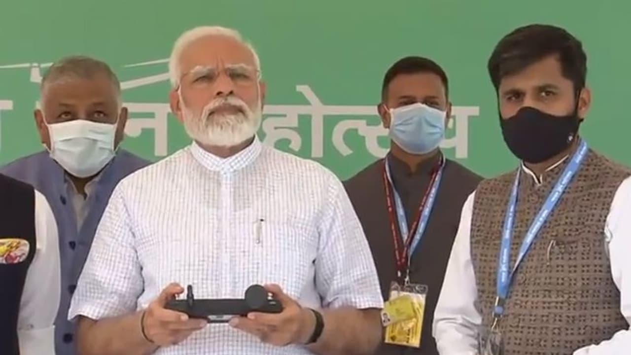 নিজে হাতে দক্ষ পাইলটের মতই ড্রোন ওড়ালেন প্রধানমন্ত্রী নরেন্দ্র মোদী, আপনিও দেখুন ভিডিওটি 