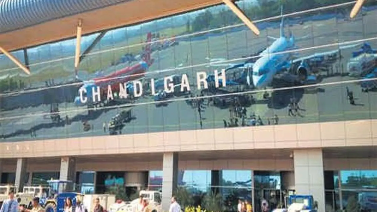 तौलिए में लपेटकर दुबई से लाए थे करोड़ों का गोल्ड, चंडीगढ़ एयरपोर्ट पर दो पैसेंजर पकड़ाए तौलिए में लपेटकर दुबई से लाए थे करोड़ों का गोल्ड, चंडीगढ़ एयरपोर्ट पर दो पैसेंजर पकड़ाए