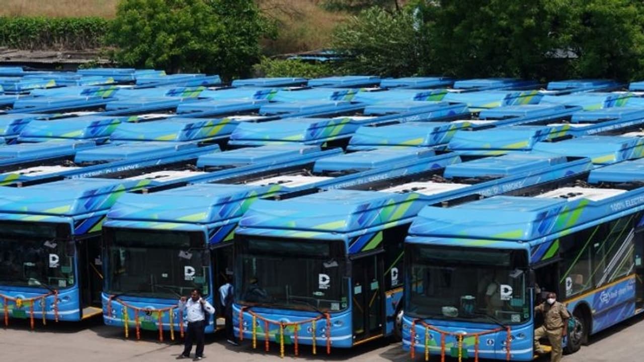 ഫ്ലാഗ് ഓഫ് ചെയ്ത് മണിക്കൂറുകൾക്കുള്ളിൽ തകരാറിലായി ദില്ലിയിലെ ഇലക്ട്രിക് ബസ് ഫ്ലാഗ് ഓഫ് ചെയ്ത് മണിക്കൂറുകൾക്കുള്ളിൽ തകരാറിലായി ദില്ലിയിലെ ഇലക്ട്രിക് ബസ്