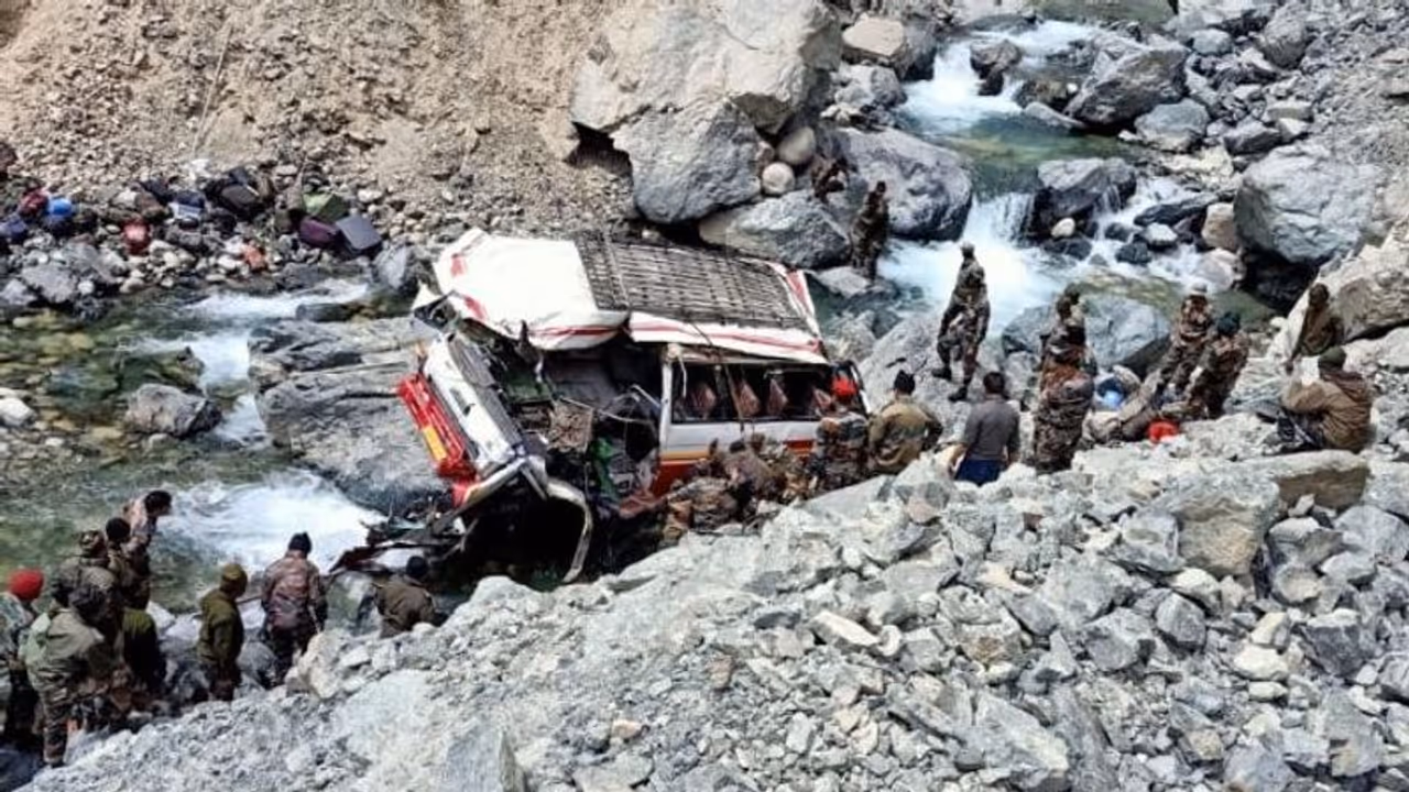 Bus carrying 26 army personnel falls into Shyok river, 7 killed Bus carrying 26 army personnel falls into Shyok river, 7 killed