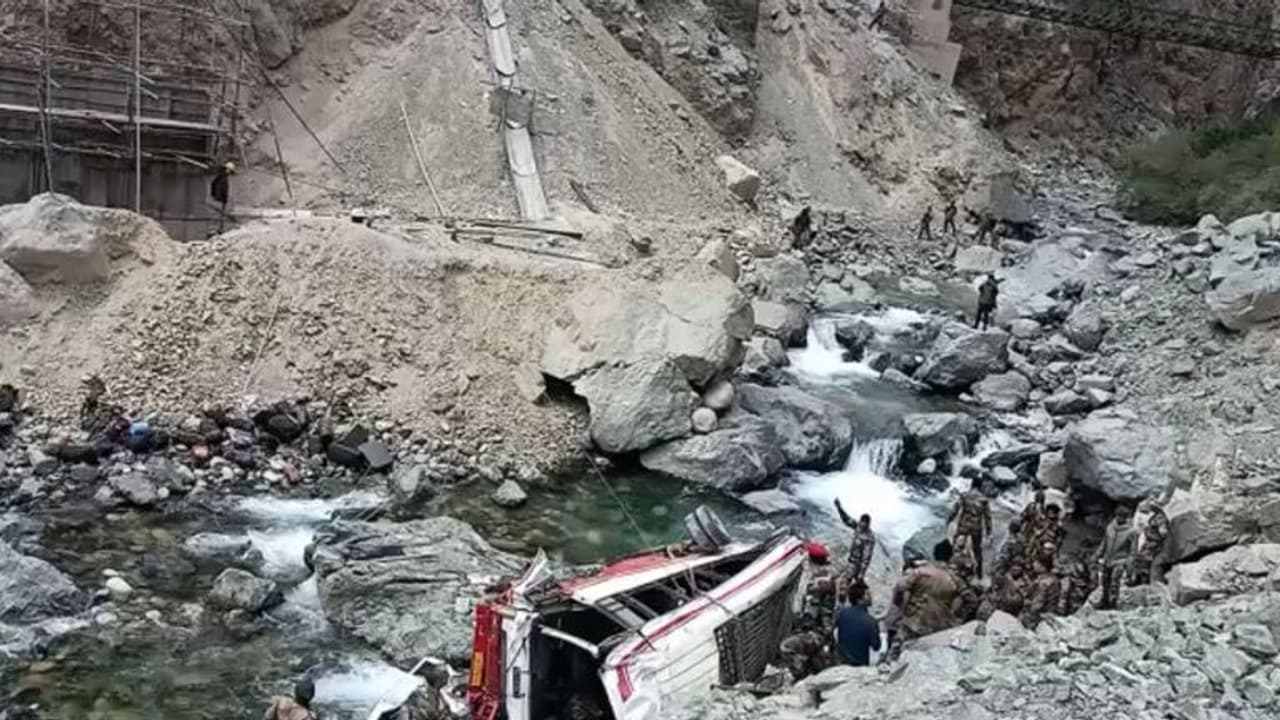 26 जवानों को ले जा रही बस 60 फीट नीचे श्योक नदी में गिरी, 7 जवानों की मौत देखें शहीद जवानों की List 26 जवानों को ले जा रही बस 60 फीट नीचे श्योक नदी में गिरी, 7 जवानों की मौत देखें शहीद जवानों की List