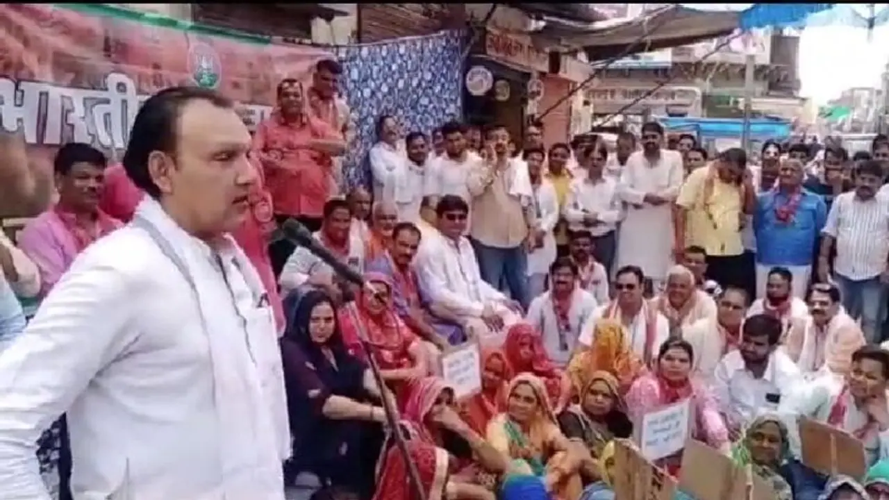 भरतपुर में जिला प्रमुख के बिगड़े बोल, कहा  रात के अंधेरे में अशोक गहलोत हमारे प्रधानमंत्री से मांगते हैं भीख