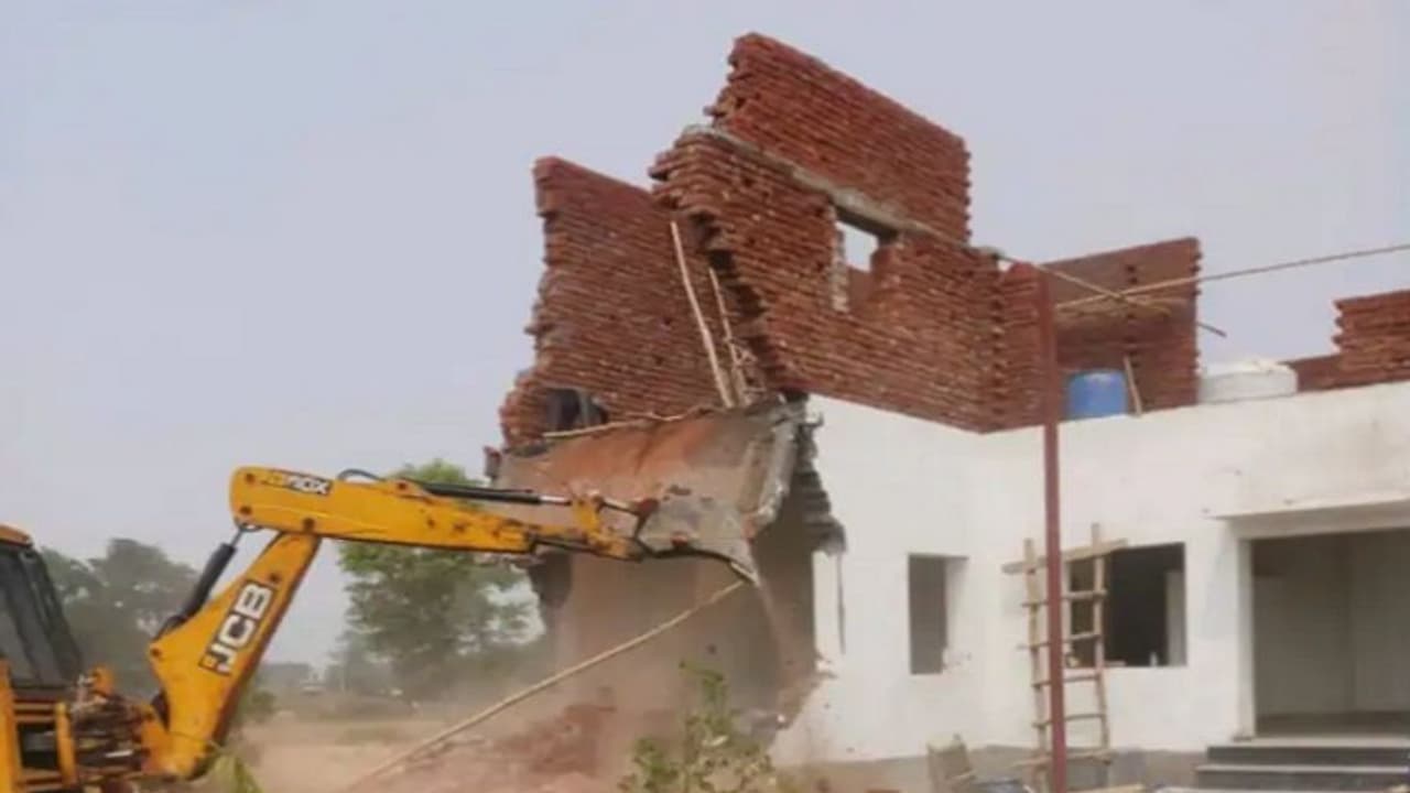 ग्रेटर नोएडा में चला बाबा का बुलडोज़र, इतने करोड़ रुपये की अवैध प्रॉपर्टी को किया गया ध्वस्त ग्रेटर नोएडा में चला बाबा का बुलडोज़र, इतने करोड़ रुपये की अवैध प्रॉपर्टी को किया गया ध्वस्त