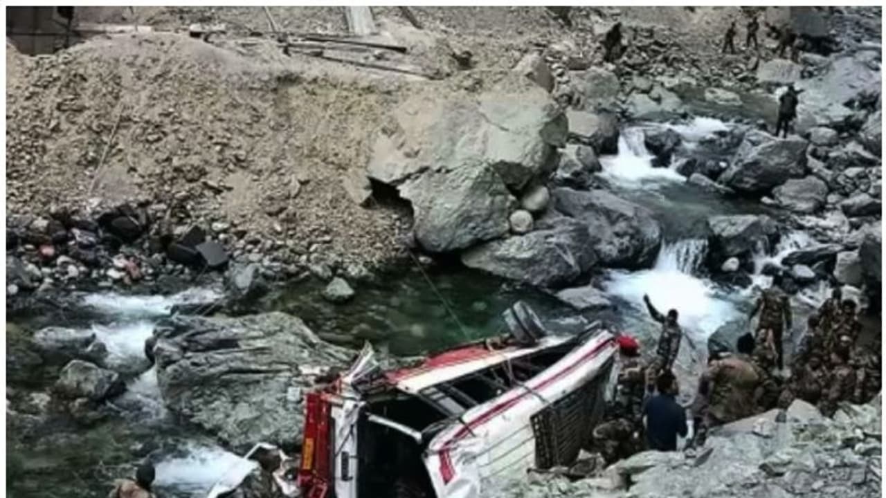 ലഡാക്കിലെ വാഹനാപകടം: സൈനികരിൽ ചിലരുടെ നില ഗുരുതരമായി തുടരുന്നു ലഡാക്കിലെ വാഹനാപകടം: സൈനികരിൽ ചിലരുടെ നില ഗുരുതരമായി തുടരുന്നു